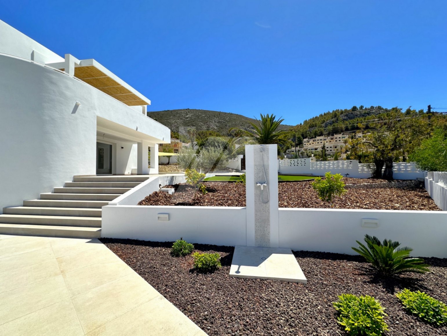 Villa de style ibicenco à vendre avec vue sur la mer, près de Moraira.